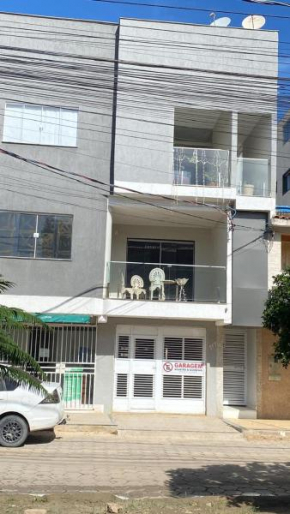 Apto no centro comercial de guriri, 2 garagens andar térreo